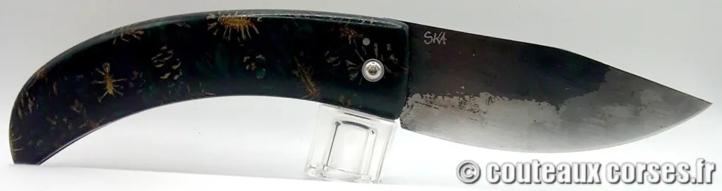 Curnicciolu résine et pomme de pin et acier carbone curnicciolu-couteau-corse-artisanal-SKA_20251-66