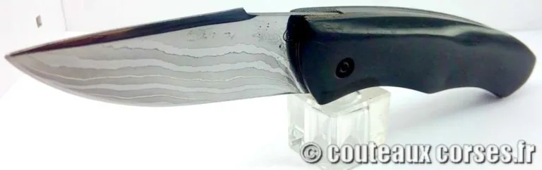 Cuteau corse artisanal, cultella corsa lame damas et manche ébène O Gualandi couteau-corse-cultella-corsa-damas-et-manche-corne-de-bouc-MTYFD444-1