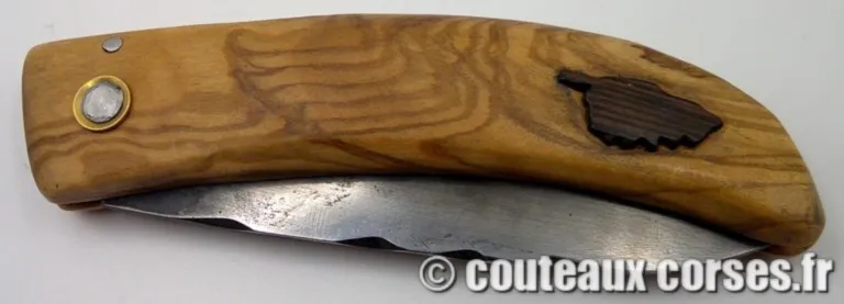 Cultella corsa manche en bois d'olivier incrustée d'une Corse en palissandre et lame en acier carbone -1 Cultella corsa manche en bois d'olivier incrustée d'une Corse en palissandre et lame en acier carbone -1