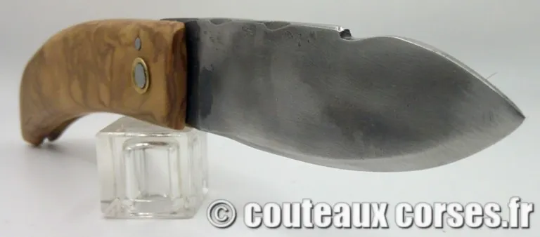 Cultella corsa manche en bois d'olivier incrustée d'une Corse en palissandre et lame en acier carbone -10 Cultella corsa manche en bois d'olivier incrustée d'une Corse en palissandre et lame en acier carbone -10